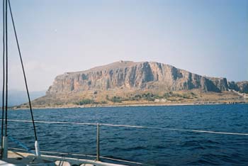 F1000018